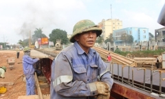 Hà Tĩnh: 2 công nhân lao mình xuống sông cứu người đuối nước