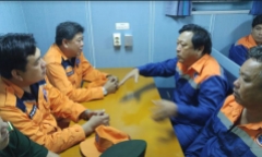 8 thuyền viên tàu cá bị chìm đã về bờ an toàn