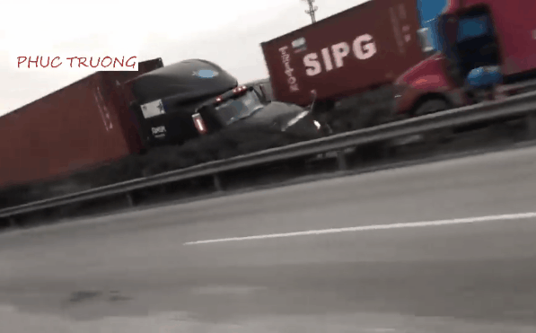 Video: 2 container đối đầu nhau, tài xế hốt hoảng nhảy khỏi buồng lái thoát chết thần kỳ