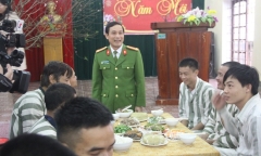 Ấm lòng bữa cơm tất niên đầy hương vị Tết của phạm nhân trong trại giam