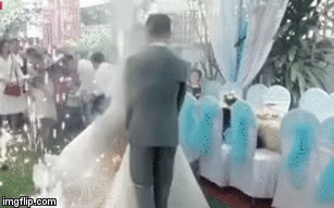 Clip: Đang bước vào hôn trường, váy cưới cô dâu bốc cháy khiến nhiều người 