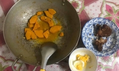 Nàng dâu chê mâm cơm mẹ chồng để phần 