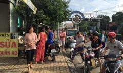Nam thanh niên để lại con thơ, tưới xăng lên người tự thiêu