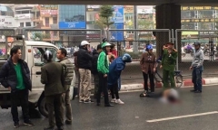 Nam thanh niên rơi từ cầu vượt Ngã Tư Sở xuống đất