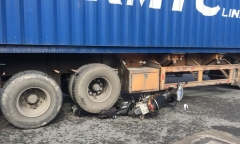 Video: Container cán nát xe máy, cuốn đôi nam nữ vào gầm