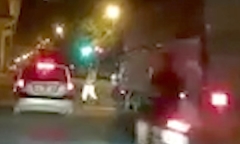 Tin tai nạn giao thông mới nhất ngày 13/7/2018: Xe máy hất văng CSGT trên phố