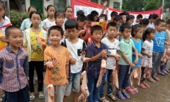 Chuyện lạ: Học sinh giỏi được thưởng miếng thịt 600g