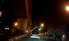 Video: Nam thanh niên rồ ga vượt đèn đỏ, tông thẳng vào người CSGT 