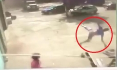 Video: Lốc xoáy khủng khiếp cuốn người bay lên trời