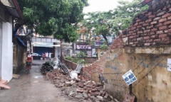 Tường đổ trong cơn mưa, bé trai 8 tuổi tử vong