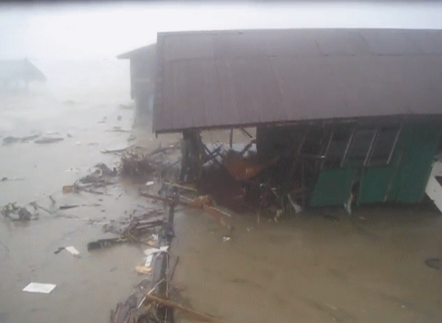 Sóng thần kinh hoàng vừa tấn công Indonesia, ít nhất 185 người thương vong