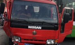 Tai nạn liên hoàn ở Hà Nội, xe biển xanh hư hỏng nặng