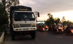 Tin tai nạn giao thông mới nhất ngày 23/12/2018: Đi học thêm, nữ sinh lớp 12 bị xe tải tông tử vong