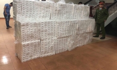 Bắt giữ container chở 15.000 bao thuốc lá lậu trên đường vào Nam