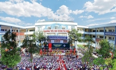 Học sinh lớp 3 trường tiểu học Đoàn Thị Điểm bị bỏ quên trên xe đưa đón