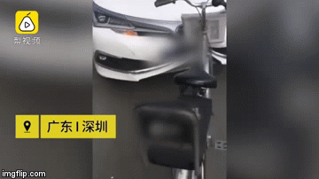 Video: Xe đạp đâm móp đầu ôtô Toyota Corolla gây choáng