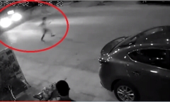 Video: Thót tim cảnh bé trai chạy trước đầu ô tô để đuổi theo quả bóng
