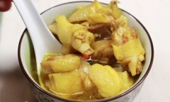 Món ngon mỗi ngày: Canh gà nấu sả nóng hổi cho bữa tối mùa đông