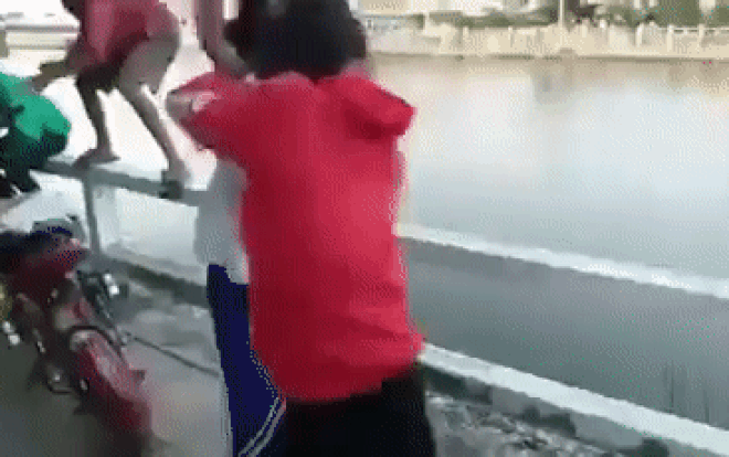 Phẫn nộ clip 2 nữ sinh đánh nhau trong sự cổ vũ reo hò của bạn bè
