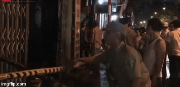 Cháy lớn tại cửa hàng bán đồ ăn trên đường Đê La Thành, dân vội vàng di tản đồ đạc ra ngoài