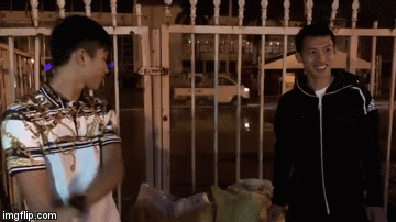 Video: Đi xem U23 Việt Nam đấu Thái Lan, Phan Văn Đức cùng Đỗ Hùng Dũng dọn sạch rác trước sân Mỹ Đình