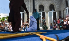 Brunei hứng chỉ trích khi thực thi luật ném đá người quan hệ đồng tính đến chết