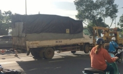 TP.HCM: Dừng trên đường để sửa xe, tài xế xe tải bị xe container tông tử vong