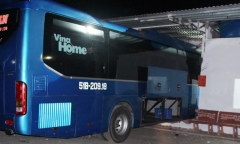 Ôtô giường nằm đâm sập tường nhà chờ bến xe, 6 người thương vong