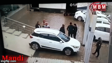 Video: Đạp nhầm chân ga, nữ khách hàng đâm tan tành đại lý Huyndai