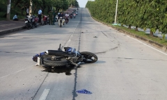 Va chạm xe máy trong khu công nghiệp, 2 người tử vong