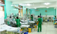Chạy chơi vướng vào dây rèm cửa sổ, bé trai 5 tuổi bị siết cổ suýt chết