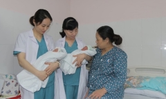 Những bà mẹ lớn tuổi, niềm vui vỡ òa sau nhiều năm hiếm muộn