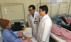 Phó Thủ tướng Vũ Đức Đam thăm, tặng quà bệnh nhân ung thư