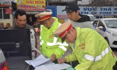Phạt ô tô 46 chỗ nhồi nhét 79 hành khách