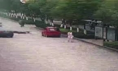 Video: Mở cửa ôtô gây tai nạn, người phụ nữ xuống xe bỏ trốn
