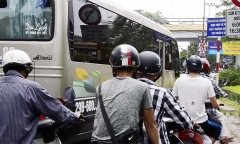 Video: Bực mình cách dừng đèn đỏ