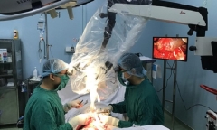 Người đàn ông nghiện rượu tự cắt lìa 