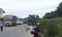 Tin tai nạn giao thông mới nhất ngày 16/7/2018: Vợ chồng nghèo chết thảm dưới gầm xe container