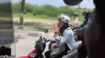 Video: Thanh niên vừa lái xe, vừa cầm mic chạy song song với ô tô chỉ để biểu diễn như ca sĩ