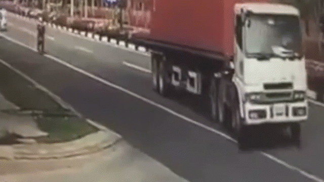 Video: Giật mình gặp container rẽ sang đường, người phụ nữ nằm bất động sau cú phanh gấp