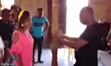 Video: Mục sư Zimbabwe ghì chặt đầu cô gái trẻ, hôn cuồng nhiệt để