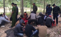 Công an mật phục, bắt quả tang 17 con bạc chơi xóc đĩa ăn tiền