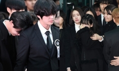 Người thân, đồng nghiệp nghẹn ngào rơi lệ đưa tiễn Jonghyun