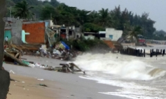 Sóng biển bất ngờ đánh sập 11 căn nhà ở Phan Thiết
