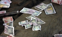 Người dân dựng lều, liều mạng lao ra đường để nhặt tiền lẻ trước mũi ô tô trên Quốc lộ 1