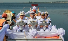 Thái Lan thả tro gỗ đàn hương xuống sông, tưởng nhớ cố vương Bhumibol Adulyadej