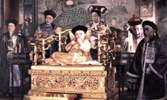 Vị Hoàng đế nhà Thanh đoản mệnh nhất, cả cuộc đời bi thương dưới quyền lực của người mẹ