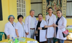 Phạm Hương cùng “bà ngoại” Ngọc Giàu về Bến Tre phát thuốc cho người nghèo