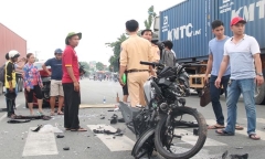 Xe máy tông trực diện vào ôtô, 1 người tử vong