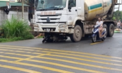 Xe máy va chạm xe bồn trong mưa, 2 người tử vong